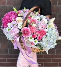 Композиция солнечный день в Хабезе Цветочная композиция из Розы, Хризантемы, Пионы и Лизиантусы в корзине в Хабезе