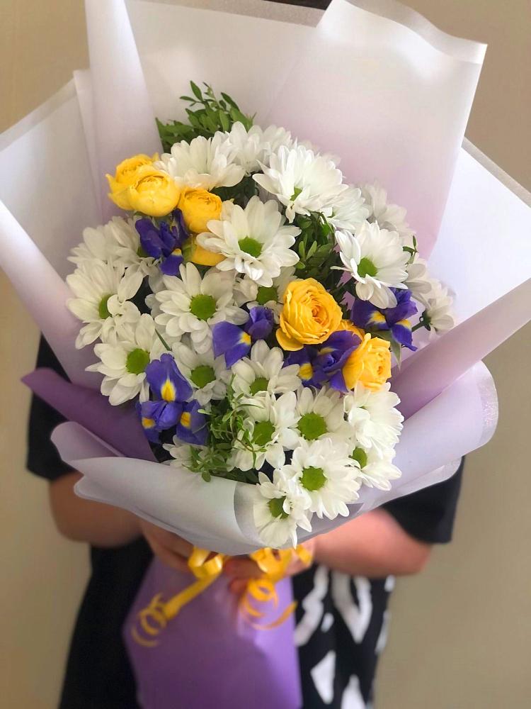 Букет цветов из: Ирисы, Хризантемы и Розы в Хабезе