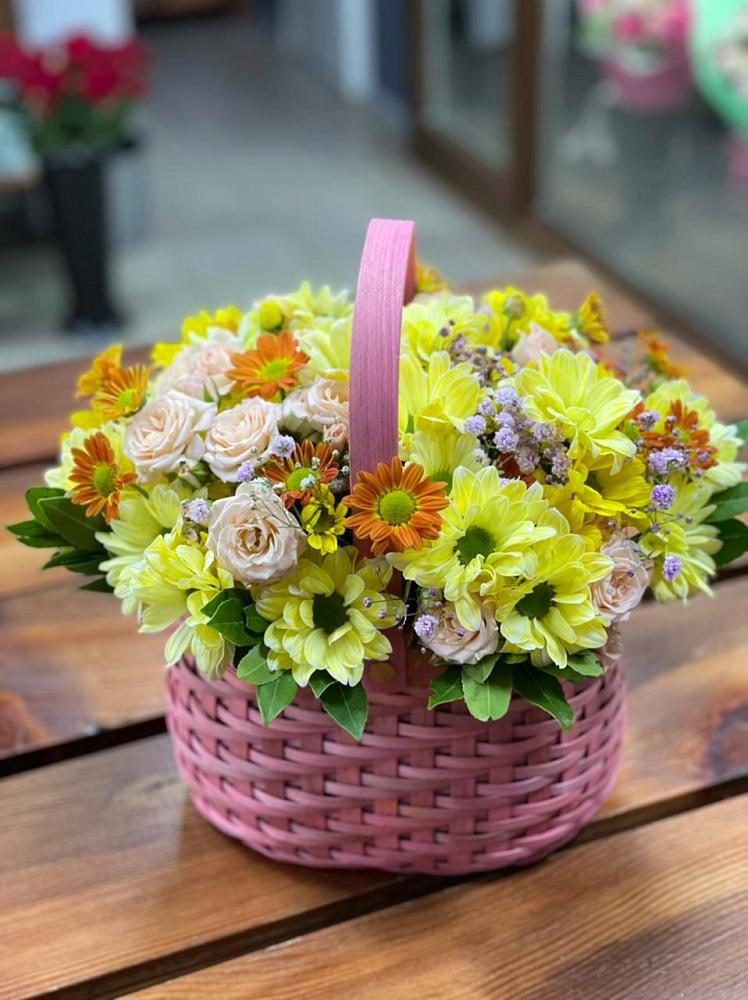 Цветочная композиция из Хризантемы и Розы в корзине в Хабезе