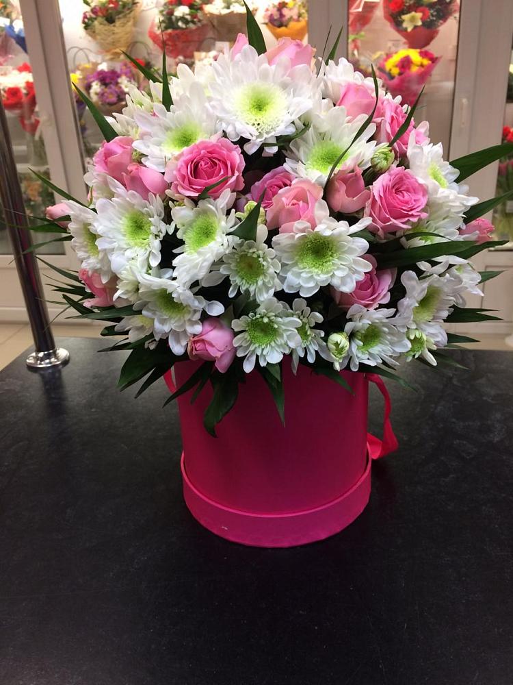 Цветочная композиция из Розы и Хризантемы в шляпной коробке в Хабезе